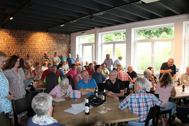 Der dritte Wendsch-Platt-Stammtisch zog zahlreiche Besucher in die Kultur-Werkstatt Wendener Land in Ottfingen.