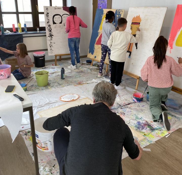 Die jungen Künstler bei der Arbeit im Atelier.