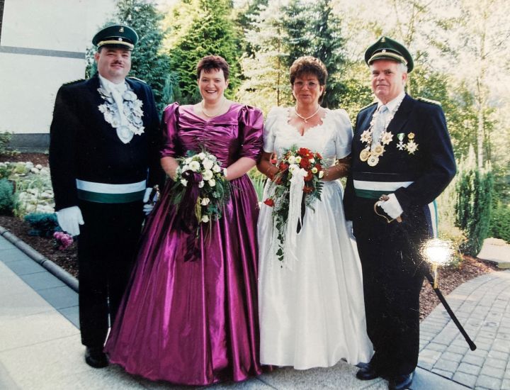 25-jährige Jubelmajestäten (von links): Jubelkönigspaar Jürgen und Susanne Schulte (1998) mit Jubelkaiserpaar Herbert und Alice Schulte (1998-2003).