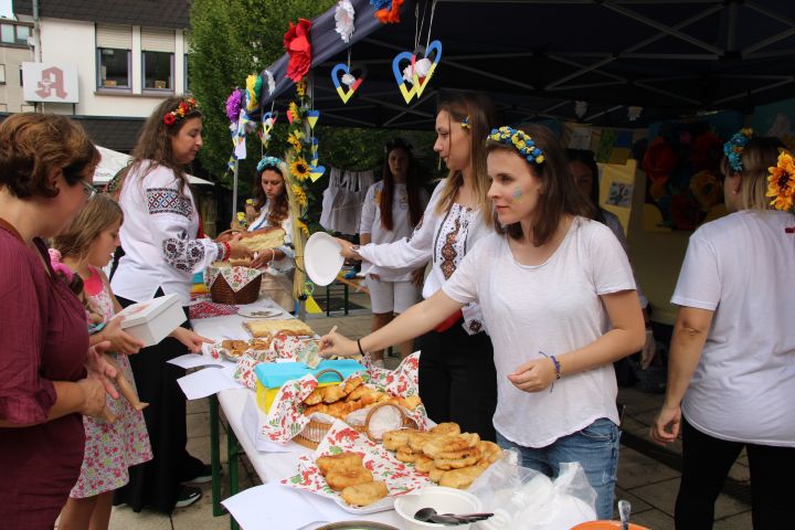 Auf dem Marktplatz in Altenhundem haben Ukrainerinnen und Ukrainer ihren Unabhängigkeitstag gefeiert.