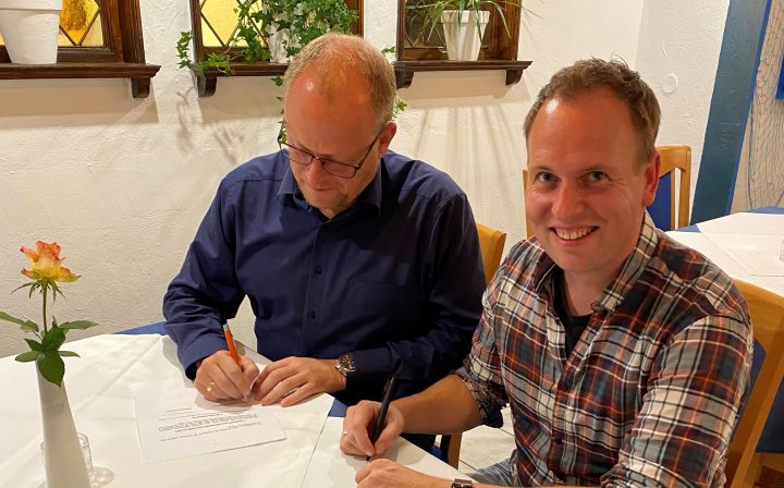 Zur Freude beider Parteien konnte jetzt der Vertrag zwischen dem Schützenverein Meggen und dem Musikverein Langenei bis einschließlich 2026 verlängert werden. Vorsitzender Tim Kirchhoff (rechts) und Vorsitzender Thorsten Stachelscheid freuten sich beide über das „Weiter so“ bei der Vertragsunterzeichnung.