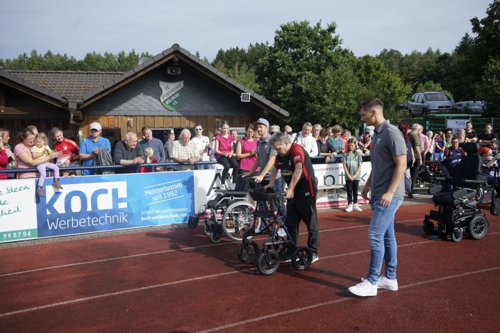 Viele junge und alte Teilnehmer waren beim Spendenlauf für die ALS-Initiative Sternenlicht dabei. Auch Initiator Thorsten Voß, der an ALS erkrankt ist, lief eine Runde.