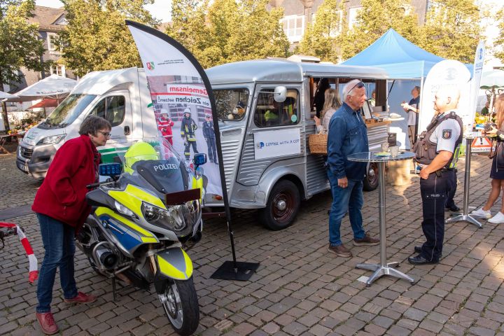 Erstmals kehrte am Samstag, 16. September, der „Coffee with a Cop-Truck“ im Kreis Olpe ein. Beim Olper Wochenmarkt hatten Interessierte die Möglichkeit, mit Beamten der Polizei ins Gespräch zu kommen.