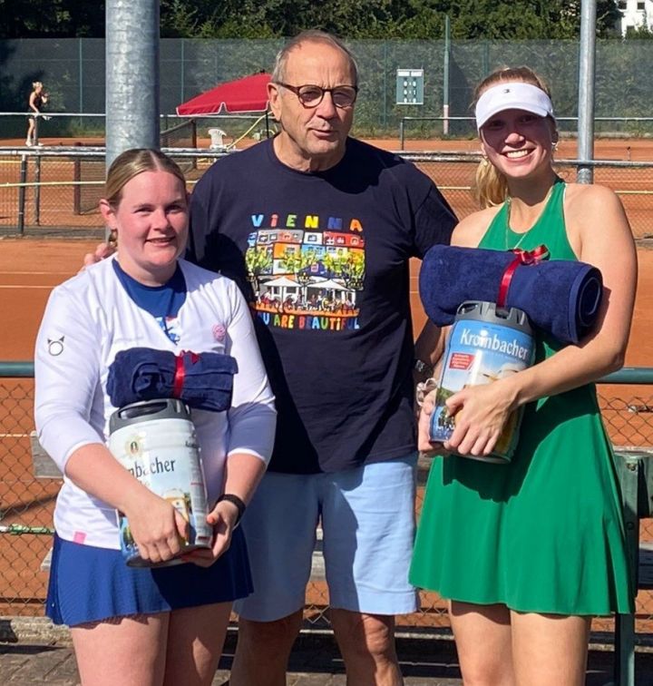 Von links:  Die Zweitplatzierte Stefanie Damm, Turnierleiter Thiedemann sowie Siegerin Damen Kimberley Becker.