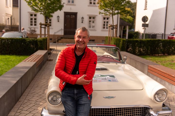 Der 56-jährige Guido Beckmann ließ Nils Dinkel zum Auftakt der Sauerland Klassik Oldtimerrallye auf dem Beifahrersitz Platz nehmen.