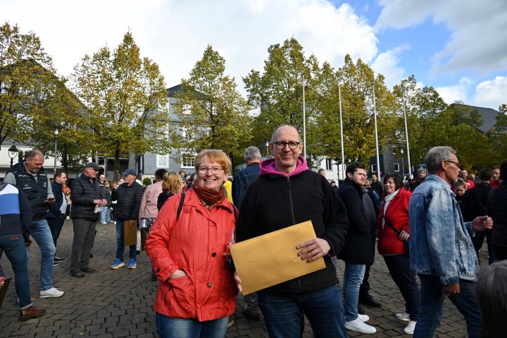 Insgesamt 1,4 Millionen Euro verteilte die Postcode Lotterie im Rahmen des Oktober-Monatsgewinns in Olpe. Zur offiziellen Bekanntgabe der Gewinner versammelten sich zahlreiche Menschen auf dem Olper Marktplatz.