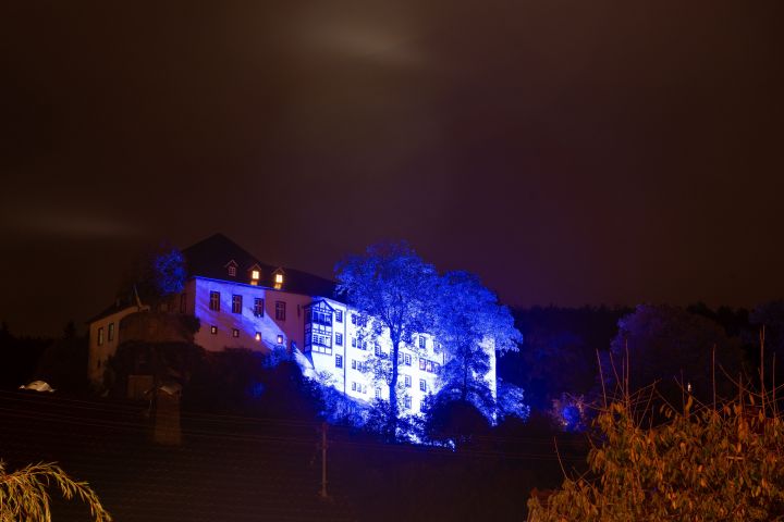 Die vierte Auflage von Lennestadt leuchtet zog am Samstag, 14. Oktober, wieder viele Besucher an. Auch am Sonntag, 15. Oktober, sind zahlreiche Bauwerke noch einmal besonders in Szene gesetzt.