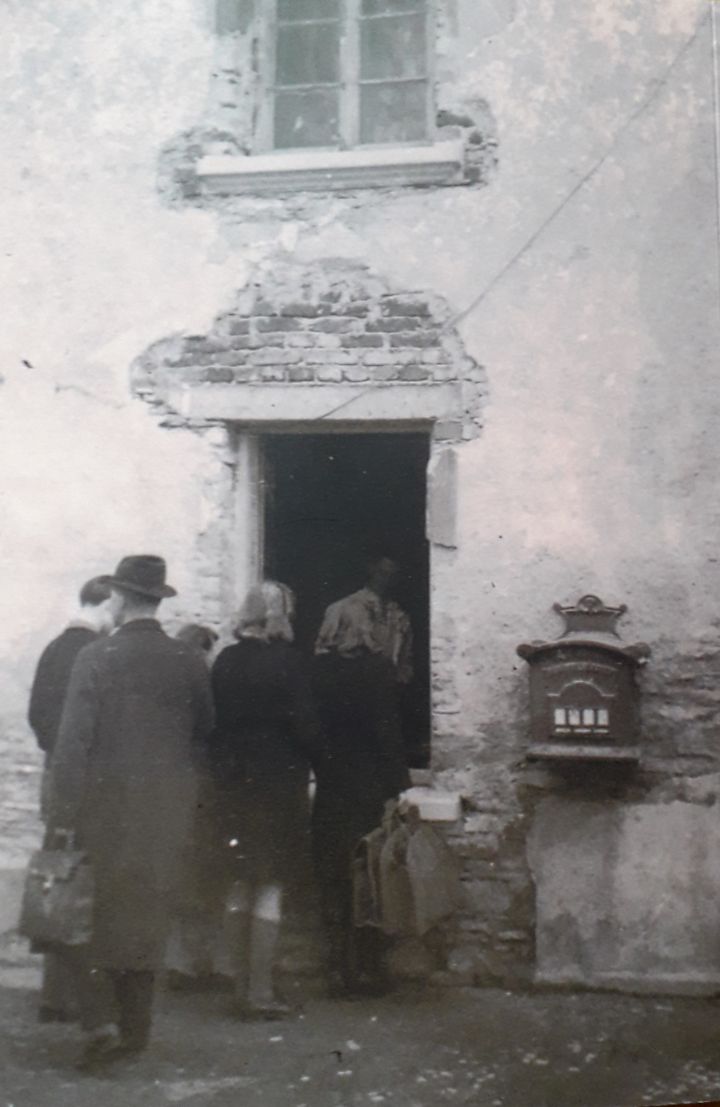 Rückseite der aktuellen Ausgabe: Medikamentenverkauf durch das Fenster der Löwen-Apotheke Peiffer in Attendorn 1945.