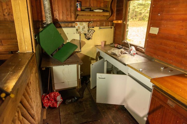 Unbekannte richteten an der Altherrenhütte in Meggen Schäden an und brachen einen Schuppen auf. Zudem zerdepperten sie Teller und Kannen sowie zahlreiche mitgebrachte Glasflaschen.