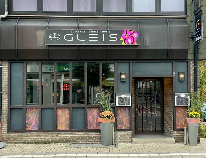Die Cocktailbar „Gleis 3“ in Grevenbrück.