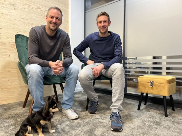 Thomas (links) und Andreas Schneider bieten mit Coworking Elspe Büroräume und -equipment zur kurz- und langfristigen Miete an.