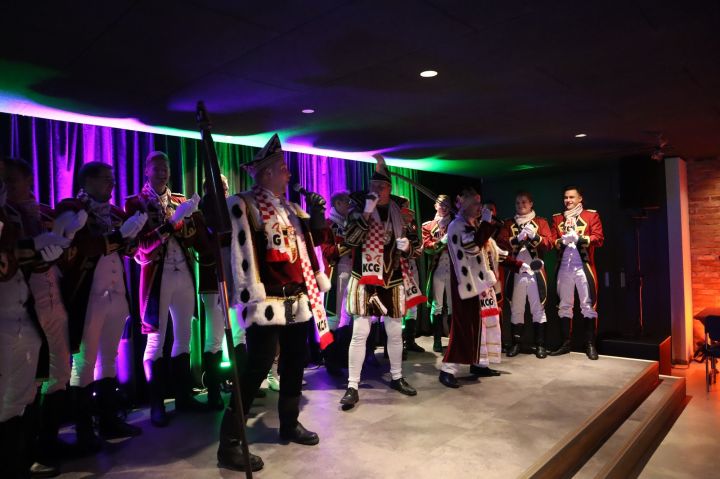 Der KCG hat am Freitagabend, 10. November, das neue Dreigestirn in Grevenbrück proklamiert. Dieses bilden Prinz Peter I. (Quinke), Bauer Jannik (Schulte) und Jungfrau Sebastiana (Sebastian Quinke).