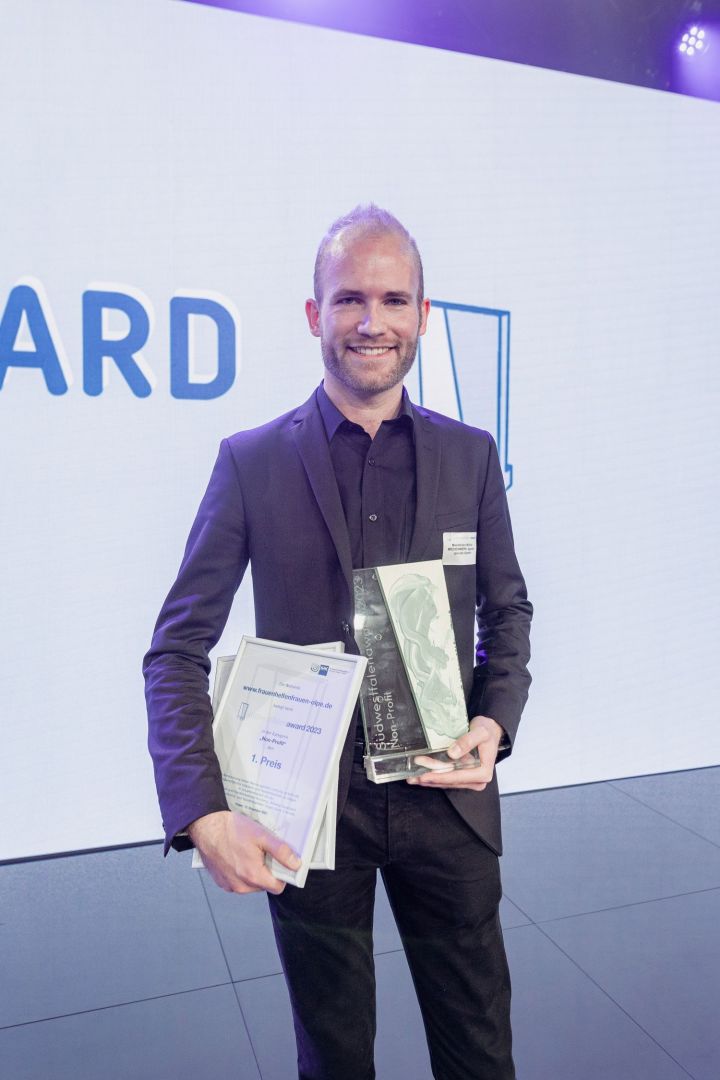 Die Medienwerk Agentur (envido GmbH) aus Lennestadt um Maximilian Müller erhielt einen Award für die Gestaltung des Internetauftritts des Vereins „Frauen helfen Frauen.