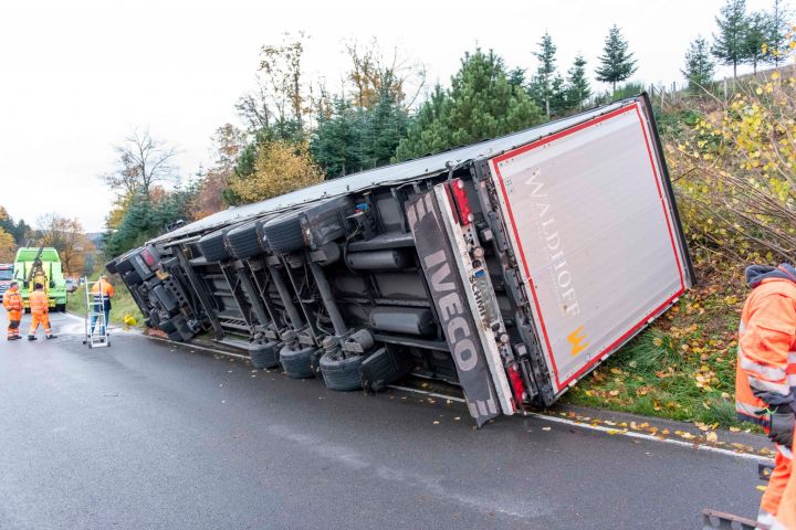 Mit schwerem Gerät musste das Fahrzeug geborgen und abgeschleppt werden.