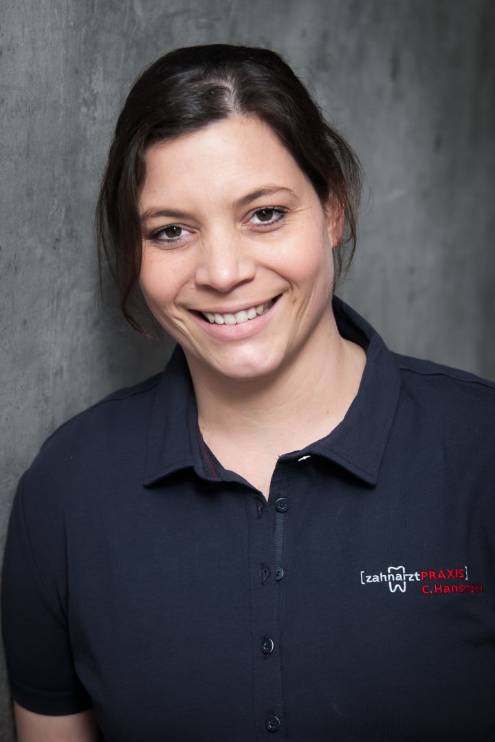 Zahnärztin der Fachzahnärzte in den Höfen Carina Hansmann.