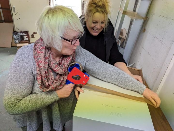 „Wir haben bei unserer Arbeit auch immer viel gelacht“, blicken Sabine Schöpf (vorne) und Simone Budde gerne zurück.