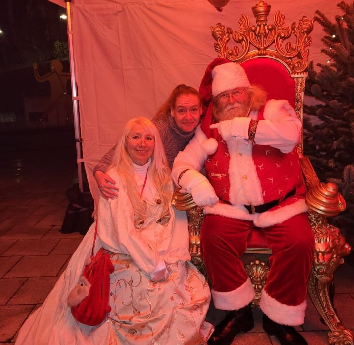 Der Weihnachtsmann und sein Engelchen kommen am Sonntag, 3. Dezember, in das Altenhundemer Weihnachtsdorf. Dann bringen sie einen neuen Briefkasten für die Wunschzettel der Kinder mit.