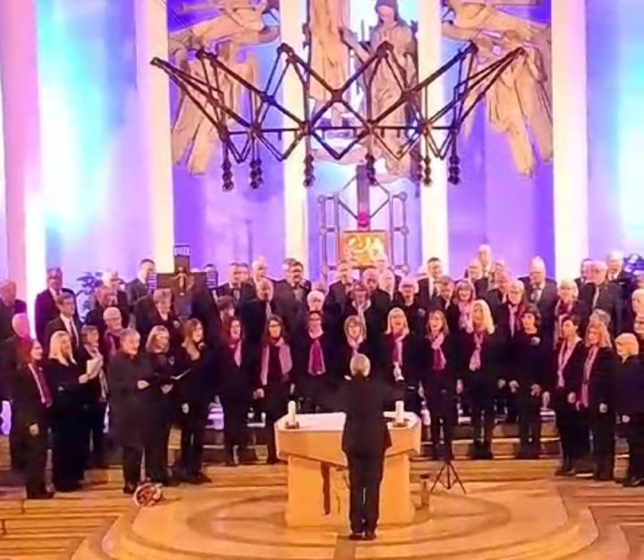 Unter dem Motto „Melodien bis zum Horizont“ lud der Gemischte Chor Vocalitas unterschiedliche Chöre zum gemeinsamen Konzertabend in die Marienkirche Olpe ein.