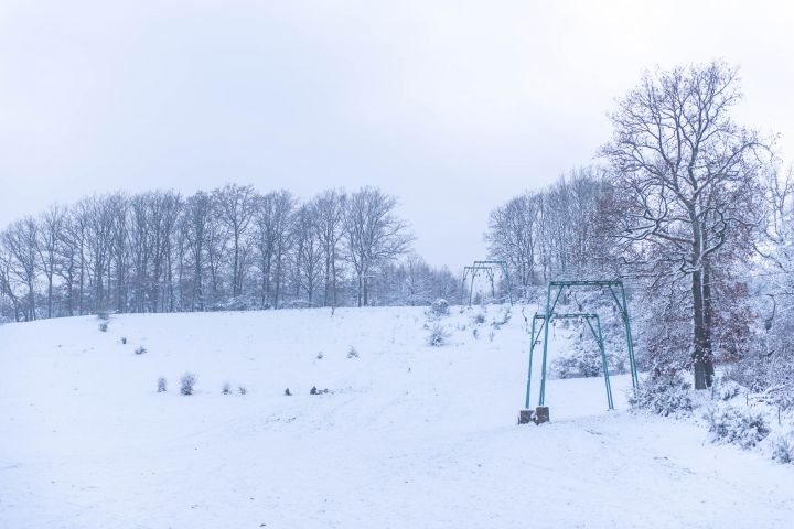 Sebastian Heimes freut sich über die Rodler am Hang hinter der Skihütte Halberbracht. Auch den Pisten-Bully brachte er wieder in Schwung.