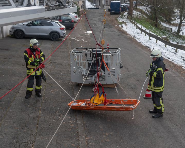 Bei der Feuerwehr Lennestadt gibt es 13 neue Drehleitermaschinisten.