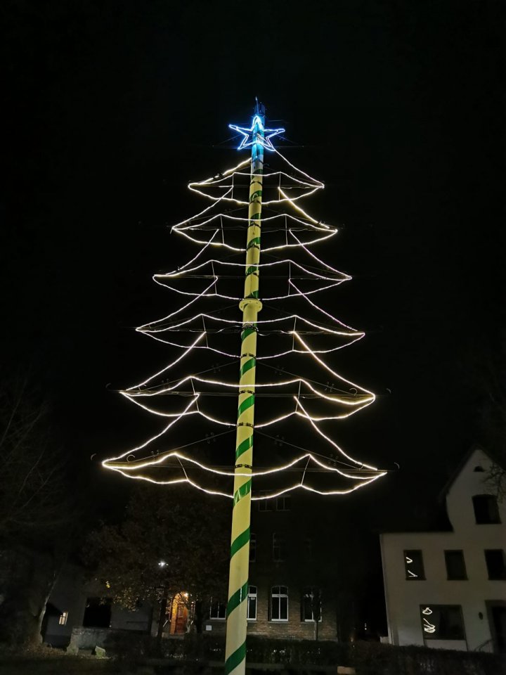 Weihnachtsgrüße aus Lennestadt: Der Maibaum am Förder Platz in Grevenbrück schlüpft zur Weihnachtszeit in eine andere Rolle.