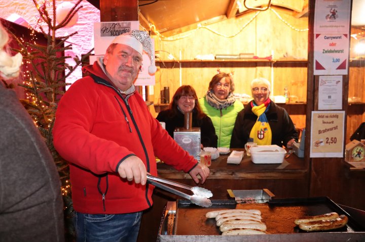 Der Attendorner Weihnachtsmarkt ist eröffnet: Impressionen vom ersten Abend.