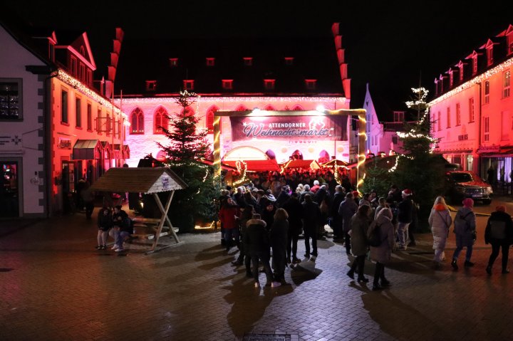 Der Attendorner Weihnachtsmarkt ist eröffnet: Impressionen vom ersten Abend.