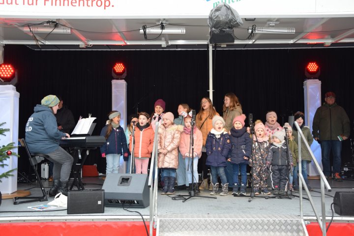 Rund 30 Händler und ein musikalisches Bühnenprogramm - der Finnentroper Weihnachtsmarkt findet an zwei Tagen am und im Rathaus statt.