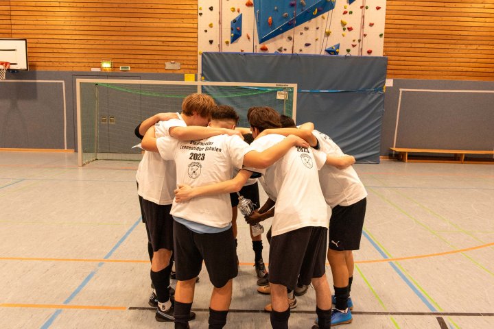 Das Fußballturnier der weiterführenden Lennestädter Schulen hat wieder stattgefunden. Die Sekundarschule Hundem-Lenne holte den Pokal.