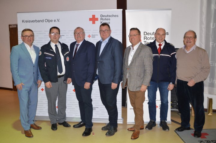 Das DRK Präsidium (von links): Torsten Tillmann, hauptamtlicher Vorstand des DRK Kreisverbandes Olpe, Schriftführer Matthias Wagner, Präsident Frank Beckehoff, Justitiar Thomas Trapp, Schatzmeister Dirk Atteln, Kreisverbandsarzt, Dr. med. Jörg Conzen und Vizepräsident Dieter Kohlmeier.