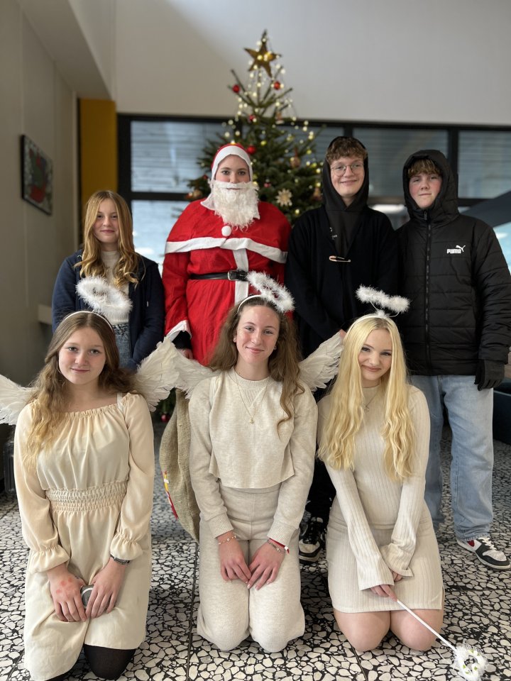 Die Schüler der Bigge-Lenne Gesamtschule Finnentrop besuchten Seniorenheime mit Nikolausüberraschungen.