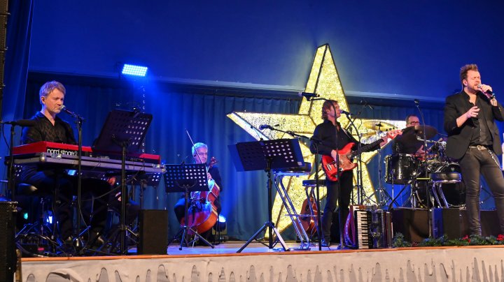 Impressionen vom weihnachtlichen Konzert der Kölner Band Paveier in der Aula der Gesamtschule Wenden.