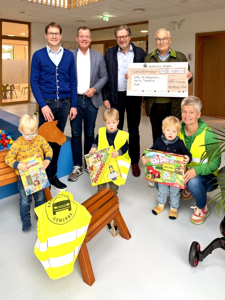 Von links: Die Vertreter der Kfz-Innung Dirk Löhr, Oliver Klimke, Matthias Rink (GF Kreishandwerkerschaft Westfalen-Süd) und Ehrenobermeister Tonis Löhr übergaben die Spenden an den GFO Kindergarten Maria Theresia in Olpe. Einrichtungsleiterin Christine Siewer (rechts) und die Kinder freuten sich.