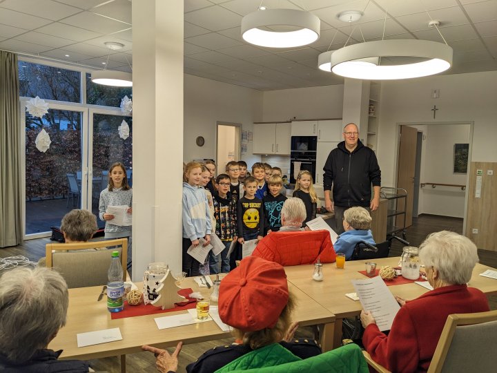 Die Kinder des Schulchores des Standortes Bamenohl am Grundschulverbund Lennetal traten in der Caritas Tagespflege in Bamenohl auf.