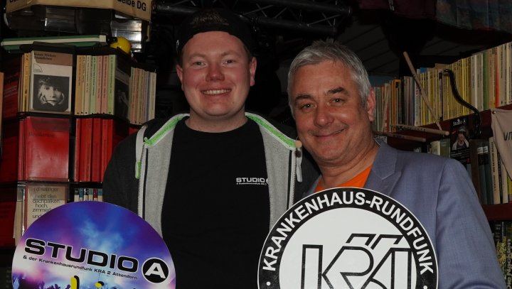 Grüße an das Attendorner Krankenhaus: Marvin vom KRA 2-Team mit Komiker Ingo Oschmann (rechts).