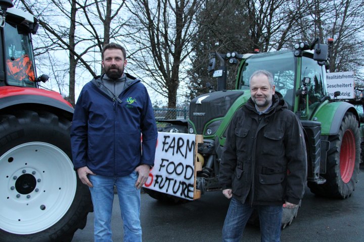 Mit mindestens 200 Traktoren und Lastwagen machten sich Landwirte und Vertreter anderer Branchen auf den Weg zur Demonstration in Siegen: Björn Kirchhoff (links) und Bernd Eichert (rechts).