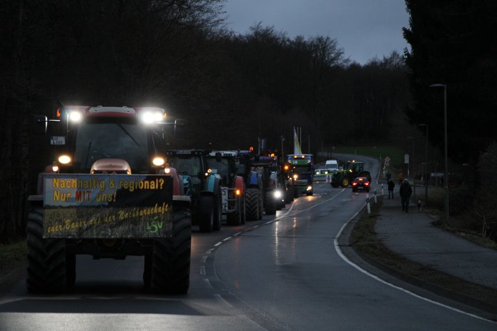 Mit mindestens 200 Traktoren und Lastwagen machten sich Landwirte und Vertreter anderer Branchen auf den Weg zur Demonstration in Siegen.