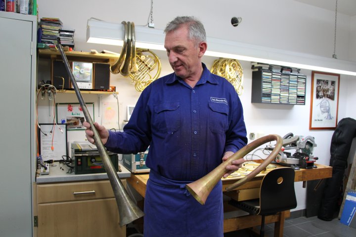 In vielen Arbeitsschritten entsteht aus den Einzelteilen ein Instrument.