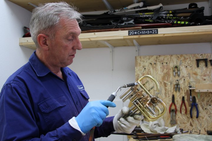 In vielen Arbeitsschritten entsteht aus den Einzelteilen ein Instrument.
