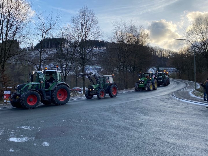 Die Bauern aus dem Kreis Olpe protestieren auf den Straßen. Der große Konvoi startet in Finnentrop-Frielentrop.