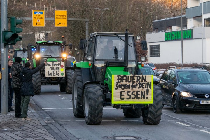 Impressionen vom Bauernprotest-Konvoi durch Altenhundem.