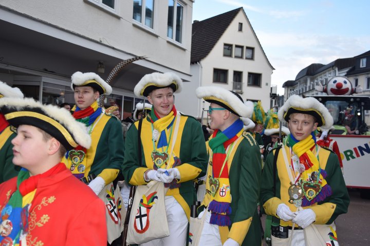 Der Kinderumzug am Rosenmontag, 12. Februar, in Attendorn lockte zahlreiche Besucher an.