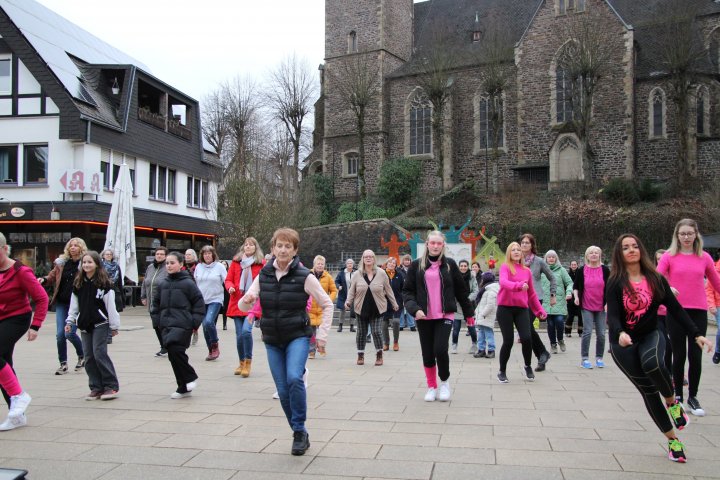 Im Rahmen der Kampagne „One Billion Rising“ gegen Gewalt an Frauen und Mädchen tanzte eine Gruppe von Frauen auf dem Marktplatz in Altenhundem.