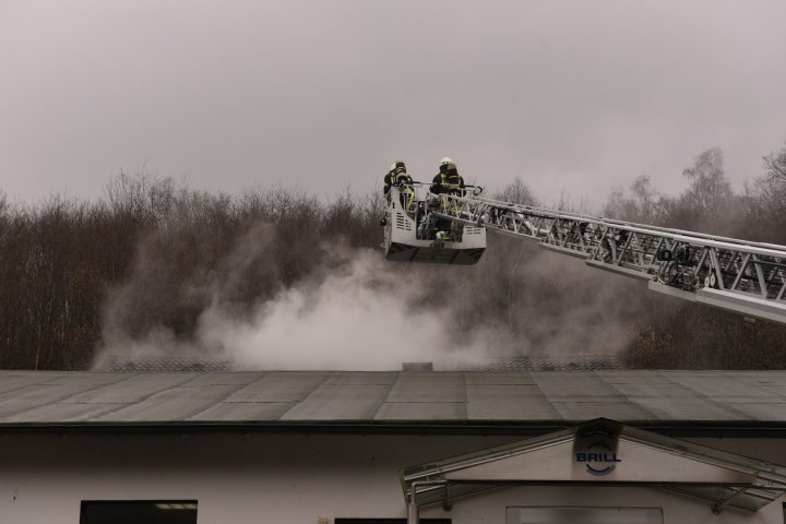 Die Feuerwehr Grevenbrück rückte am Montagmorgen, 19. Februar, zu einem Dachstuhlbrand im hinteren Teil eines Firmengebäudes aus.