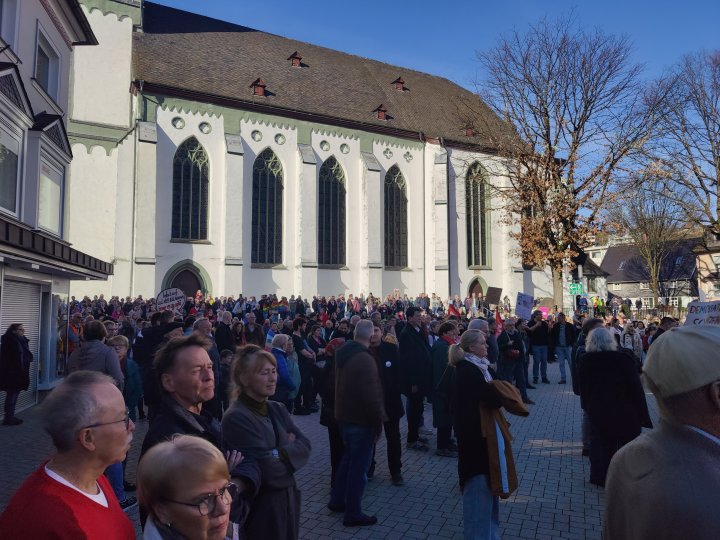 Unter dem Motto „Nie wieder Götzendämmerung“ demonstrierten in Attendorn mehr als 1.200 Menschen gegen Rechtsextremismus.