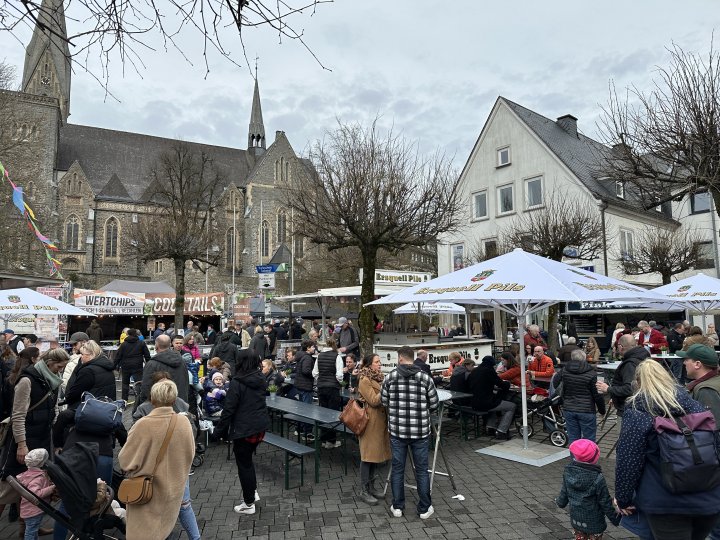 Das Streetfood and Music Festival bot neben kulinarischer Vielfalt auch Livemusik. Tausende Besucher schlemmten in der Kreisstadt.