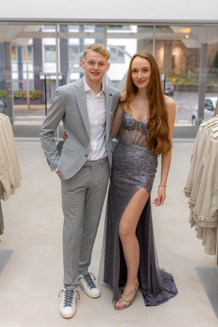 Sarah Schneider und Max Wohlfahrt von der Gesamtschule Wenden zeigen ihre Outfits für den Abiball.