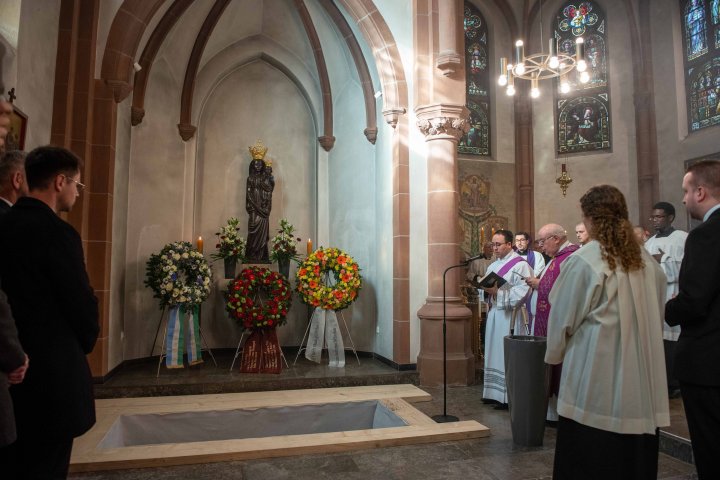 Karl Josef Kardinal Cordes ist am Freitagnachmittag, 22. März, im Beisein vieler Weggefährten, Verwandten und Freunden in der Pfarrkirche Kirchhundem beerdigt worden.