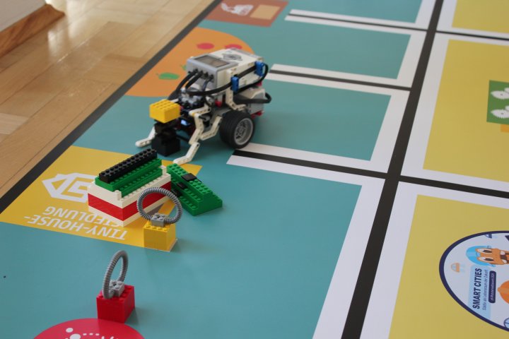 Fünf Schülerteams haben im Kreishaus Olpe an der  Lokallrunde des 18. zdi-Roboterwettbewerbs teilgenommen. In der Kategorie Robot-Game schickten die Teams ihre selbstprogrammierten Lego-Roboter auf eine Mission.