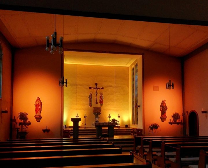 Eine Oase vom Alltag: Das ist die Lichterkirche in Altenkleusheim. Mit Licht, Ton und Texten kann der Besucher hier abschalten und die Ruhe genießen.